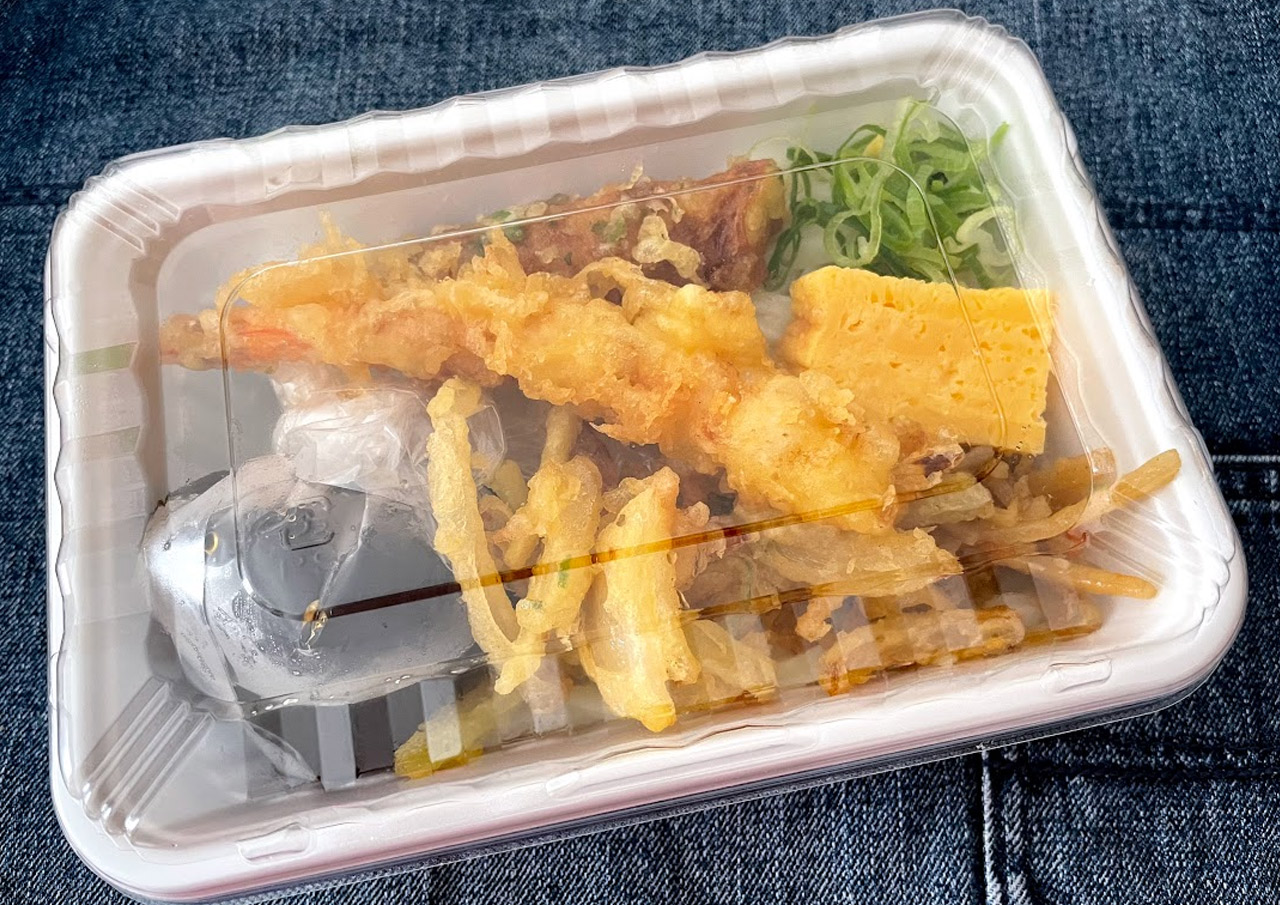 うどん弁当 3種の天ぷらと定番おかずのうどん弁当